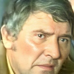 Jean Gras 飾演 Roger