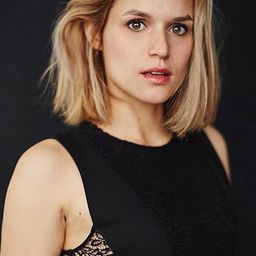 Elsa Madeleine 飾演 Julie