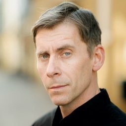 Håkan Bengtsson 飾演 Nils-Åke