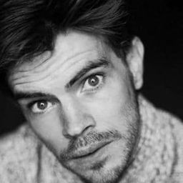 Mathieu Lourdel 飾演 Erwan / Omar