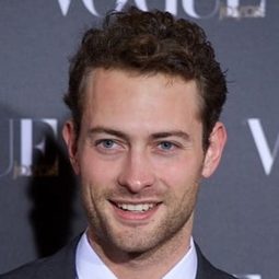 彼得·維韋斯 - 聖誕千里情演員 飾演Mateo