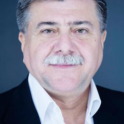 Halil Balkanlar 飾演 Hikmet