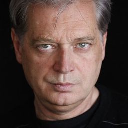 Gérard Lecaillon 飾演 The police inspector