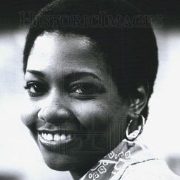 Edwina Moore - 羅密歐與茱麗葉演員 飾演Anchorwoman