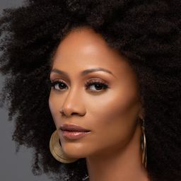 妮卡·威廉斯 飾演 Nevine's Mom