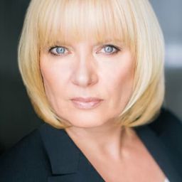 Bonnie Hay 飾演 AMEE