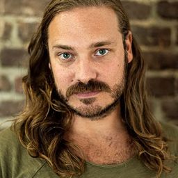 Denis Schmidt 飾演 