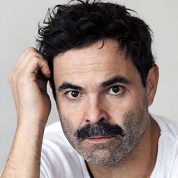 安德里亞斯·多勒 飾演 Vater