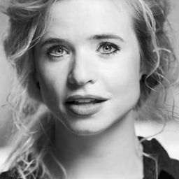 Lea Baastrup Rønne 飾演 Fie