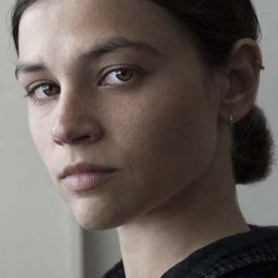 Joy Rieger 飾演 Kim