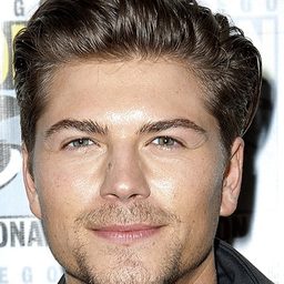 阿瑪迪斯·塞拉菲尼 飾演 Simon