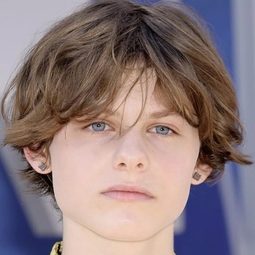 Cameron Crovetti - 灰影人演員 飾演Young Six