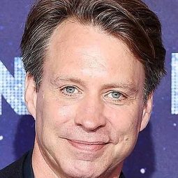 Giles Martin 飾演 Self