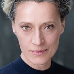 Éva Magyar 飾演 The Nurse