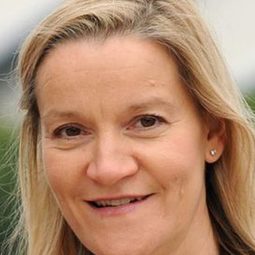 Kate Donnelly - Glasgow Girls演員 飾演Mrs McVey