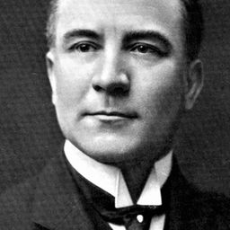 Émile Chautard 飾演 Father Chevillon