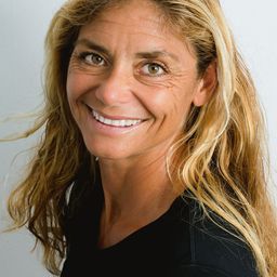 Christina Zenato 飾演 Linda