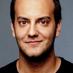 艾菲·通瑟 飾演 Akif