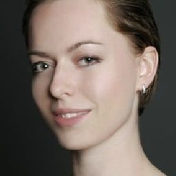 Anna Beben 飾演 Blondie