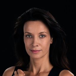 亞娜·瑪里諾瓦 飾演 Female backseat agent