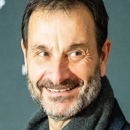 Jean-Marc Roulot 飾演 Augustin