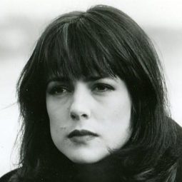 Michelle Meyrink 飾演 April Flowers