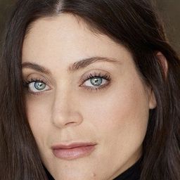 Margaux Susi 飾演 Mother #1