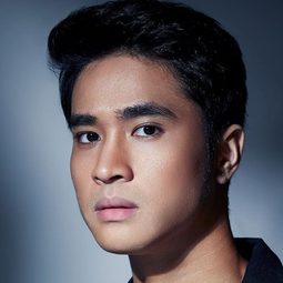 Yesaya Abraham 飾演 Alex