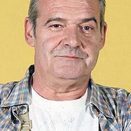 Ángel de Andrés López 飾演 Policía