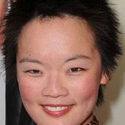 Jane Cho 飾演 Jennifer