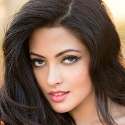 麗婭·森 飾演 Rina Bardhan