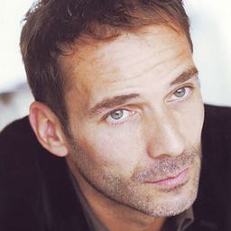 Malcolm Conrath 飾演 Bertrand