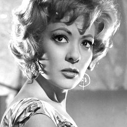 Silvia Pinal 飾演 Julia