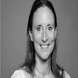 Clemence Valleteau 飾演 Emma Dumont