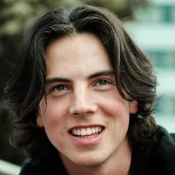 Amos Brotherus 飾演 Sipi