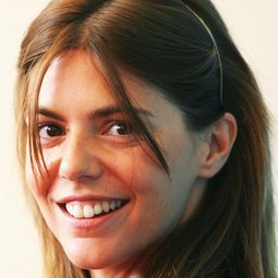 Manuela Velasco 飾演 Ada niña