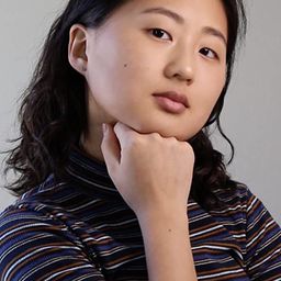 Leesa Kim 飾演 Young woman