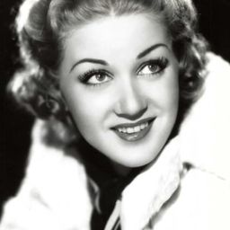 Grace Bradley 飾演 Goldie