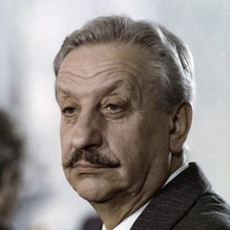 Wiktor Sadecki - 砂漏療養院演員 飾演Dignitary