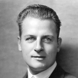 Reginald Denny 飾演 Commodore Schmidlapp