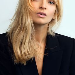 Grace Jabbari 飾演 Dancer