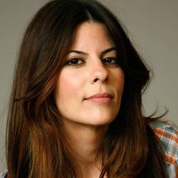 Kara Desmond Wall 飾演 Valerie Radcliffe