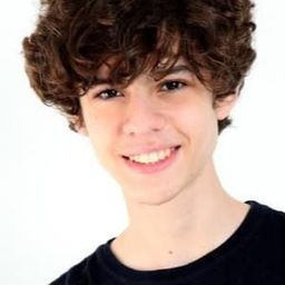 Antônio Guilherme Cabral 飾演 Felipe / Phil