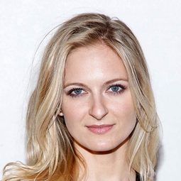 Sorel Carradine 飾演 Valerie Nixon