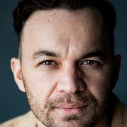 Akmal Huriezov 飾演 