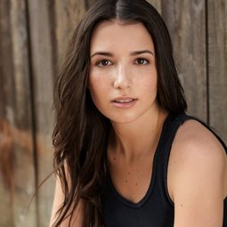 Olivia Steele-Falconer 飾演 Maria Fareri