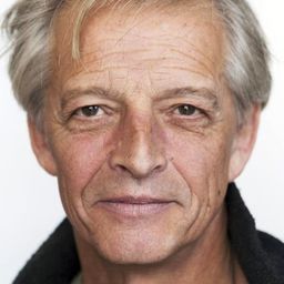 Réginald Huguenin 飾演 Maître Nodier