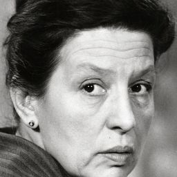 Dana Medřická 飾演 Nina Kirová, Sociologist