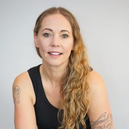 Justine Priestley 飾演 Lisa Belmont