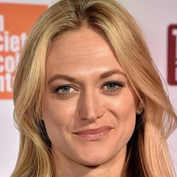 瑪琳·愛爾蘭 飾演 Woman